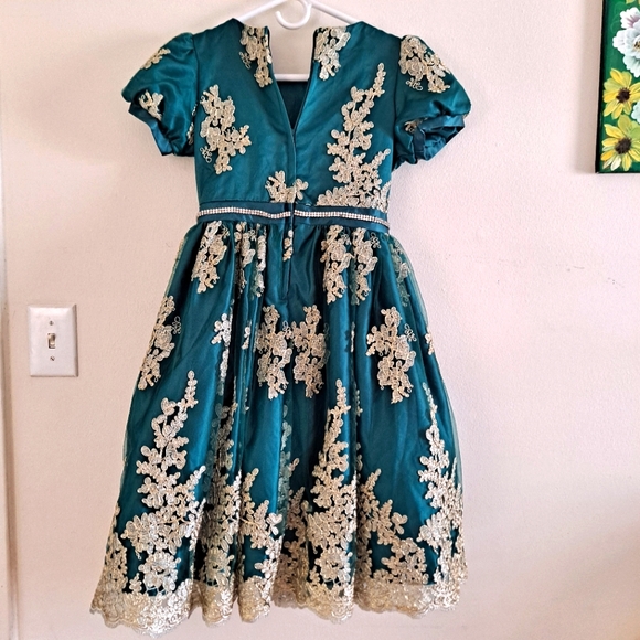 Perfect for the Holidays! Stunning embroidered fancy green dress. 12 - Picture 4 of 6